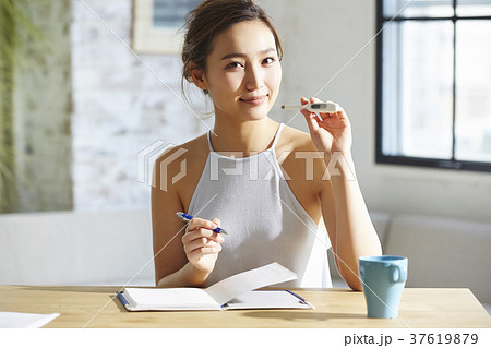 自己管理をする女性 37619879