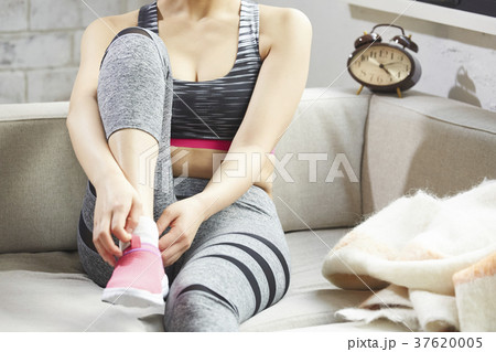 朝のランニングに出かける女性 37620005