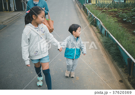 8 years old　&　3 years old 37620369