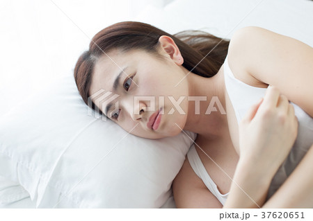 起床 若い女性 起床 若い女性 37620651