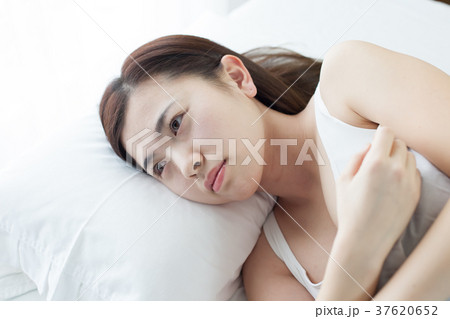 起床 若い女性 起床 若い女性 37620652