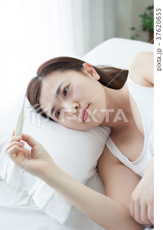 起床　若い女性 37620655