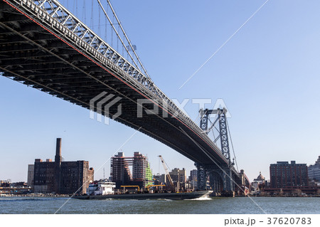 Williamsburg Bridge in Manahattan, New York 37620783