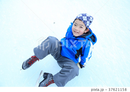アイススケートをする子ども アイススケートをする子ども 37621158