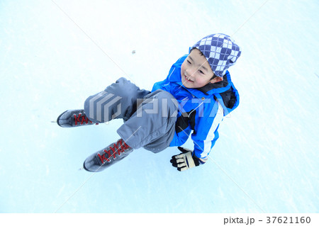 アイススケートをする子ども アイススケートをする子ども 37621160