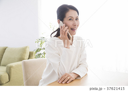 電話で話す女性　 37621415