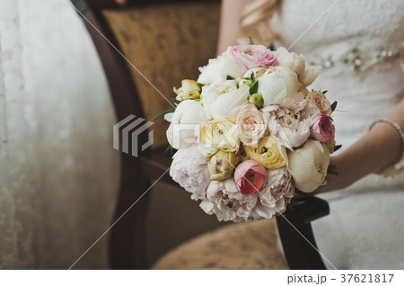 Bouquet in the hands of women 6789. 37621817