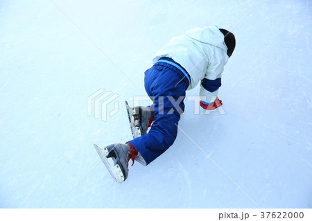 アイススケートをする子ども アイススケートをする子ども 37622000