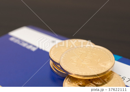 仮想通貨・ビットコインと通帳のイメージ 仮想通貨・ビットコインと通帳のイメージ 37622111