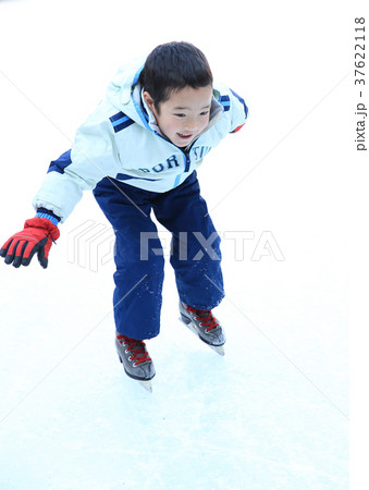 アイススケートをする子ども アイススケートをする子ども 37622118