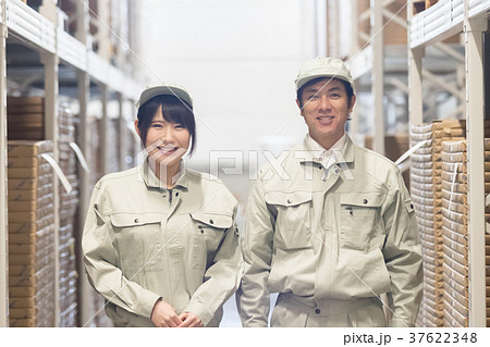 倉庫で商品チェックをする社員 37622348