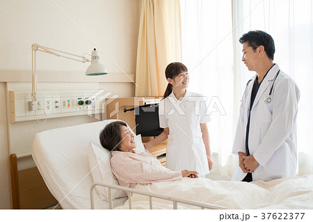 病室 診察 医師 看護師 患者 病院 医療 イメージ 37622377