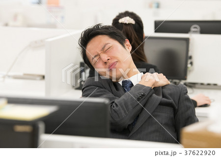 疲れたビジネスマン　オフィスシーン 37622920