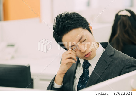 疲れ目　ビジネスマン　疲労　過労 37622921