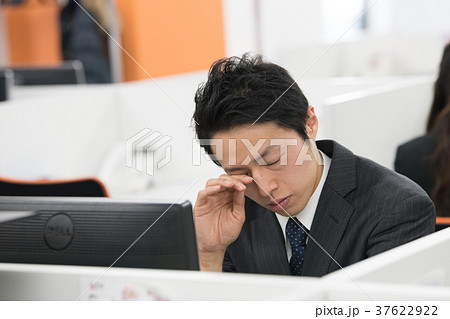 眠いビジネスマン　疲労　過労 37622922