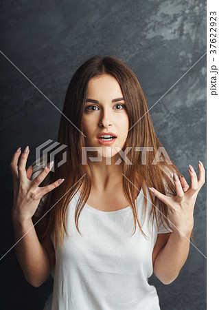 Portrait of young shocked woman 37622923