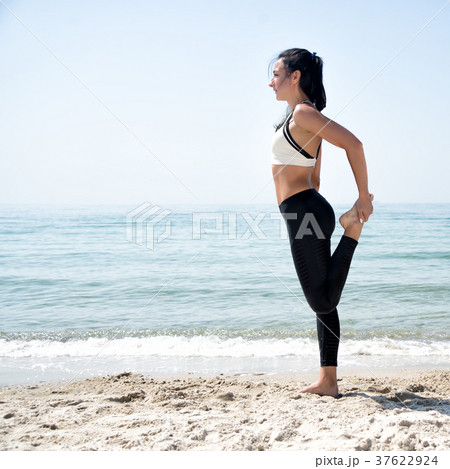 Fitness Girl working out on the beach 37622924