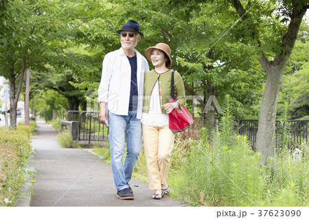 散歩をするシニア夫婦 37623090