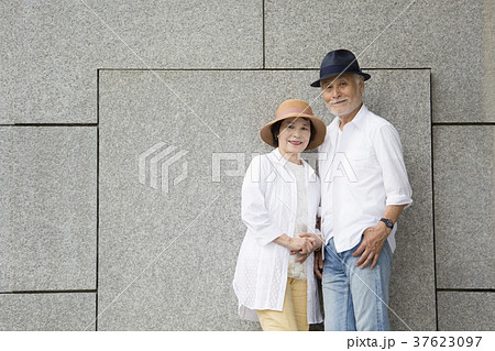 壁の前に立つシニア夫婦 壁の前に立つシニア夫婦 37623097