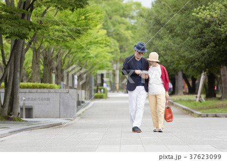 散歩をするシニア夫婦 37623099