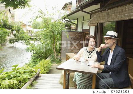 カフェでくつろぐシニア夫婦 37623103