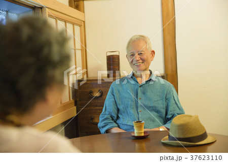 談笑するシニア夫婦 37623110