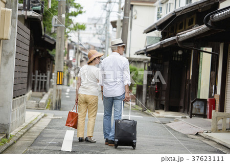 旅行中のシニア夫婦 37623111