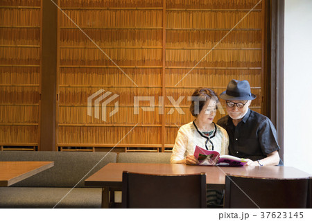 本を読むシニア夫婦 37623145