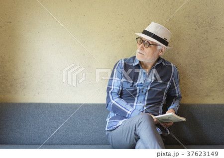読書するシニア男性 読書するシニア男性 37623149
