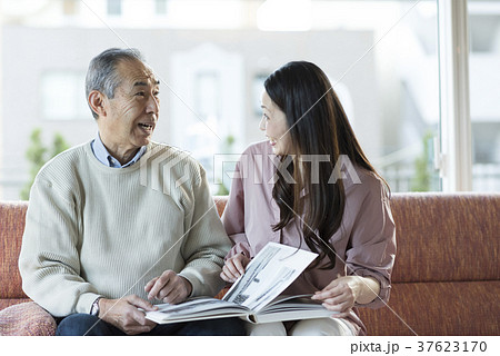 アルバムを見る父子 37623170