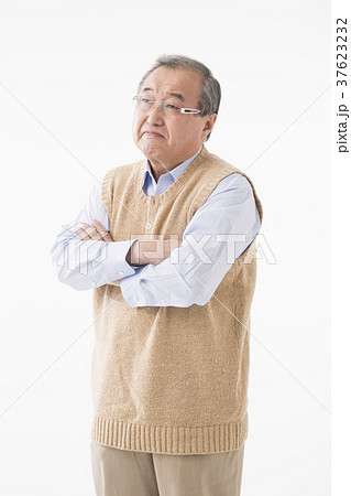 悩んでいるシニアの男性 37623232