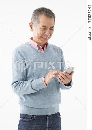 スマートフォンを操作するシニアの男性 37623247