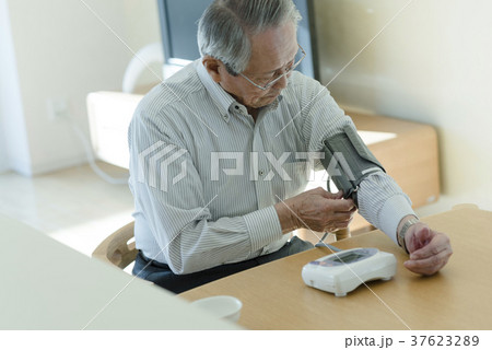 血圧を測るシニアの男性 37623289