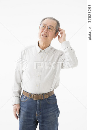 思い出せないシニアの男性 37623293