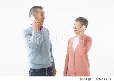 スマートフォンで話すシニアのカップル 37623313