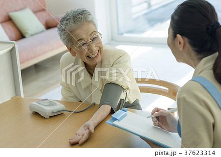 血圧を測るシニアの女性 37623314