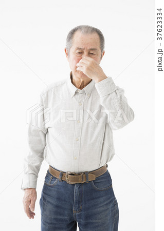 臭いが気になるシニアの男性 37623334
