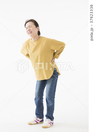腰が痛むシニアの女性 37623336