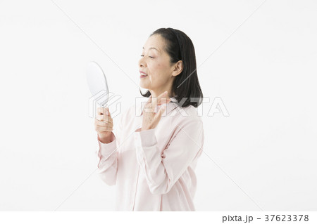 肌が気になるシニアの女性 37623378