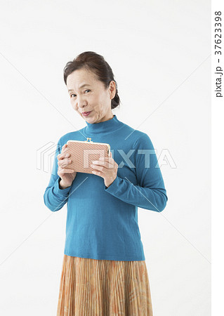 財布を持つシニアの女性 37623398