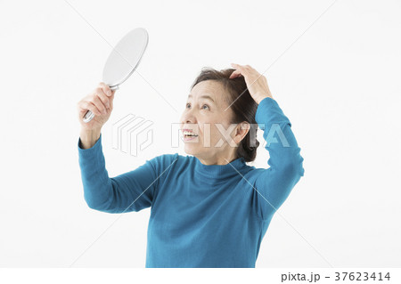 髪の毛が気になるシニアの女性 37623414