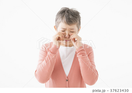 泣いているシニアの女性 37623430