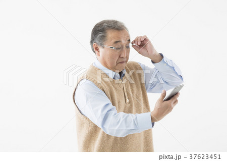 老眼イメージ(シニアの男性) 老眼イメージ(シニアの男性) 37623451