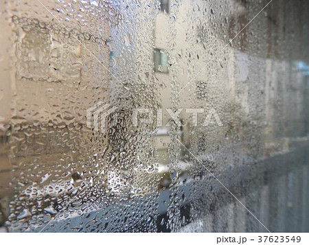 結露した窓ガラス 37623549