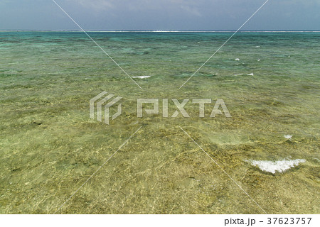 黒島の海岸風景（沖縄県） 37623757