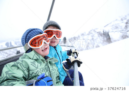 スキー場のリフトに乗る子ども 37624716