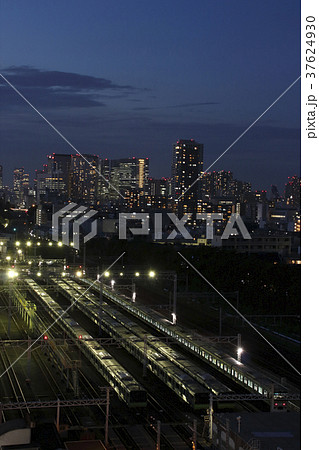 夜の東京総合車両センターに留置の山手線 夜の東京総合車両センターに留置の山手線 37624930