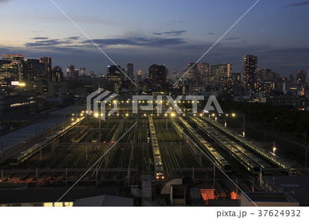 夜の東京総合車両センターに留置の山手線 37624932