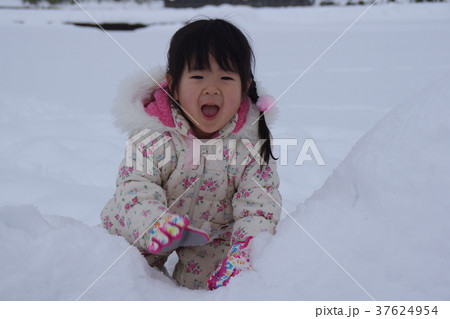 雪遊び四歳女の子 37624954