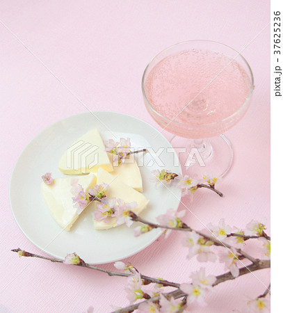 春のお祝いの桜とスパークリングワイン 春のお祝いの桜とスパークリングワイン 37625236